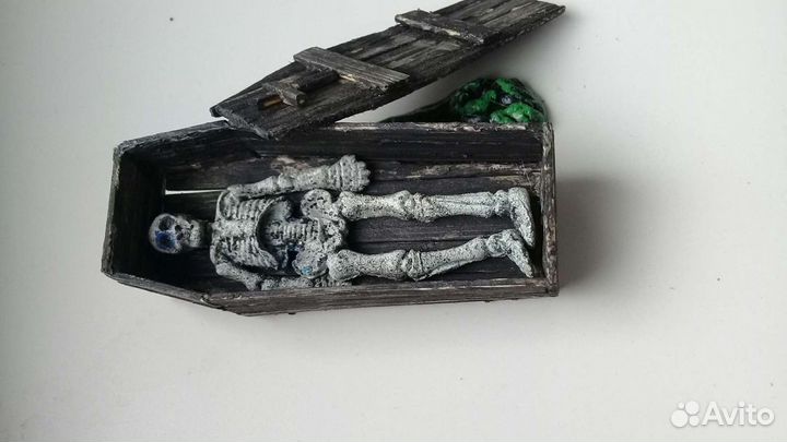 Скелет в гробу 1/32