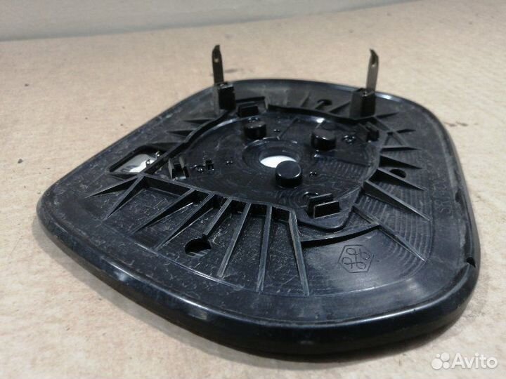 Стекло зеркала переднее левое Toyota Land Cruiser