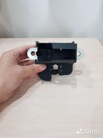 Замок на багажник автомобиля volkswagen golf plus5