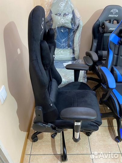 Компьютерное игровое кресло с подставкой