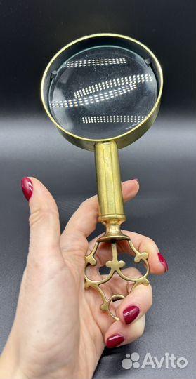 Лупа с резной ручкой. Современная