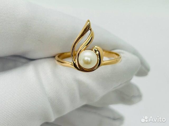 Кольцо с синтетическим камнем Золото