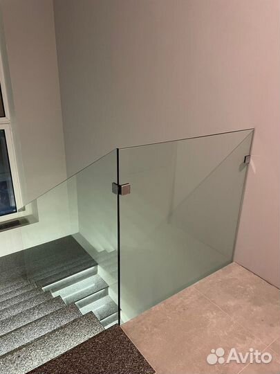 Стеклянное ограждение для лестницы