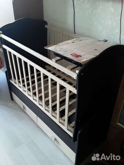 Детская кроватка с маятником и 2 ящиками