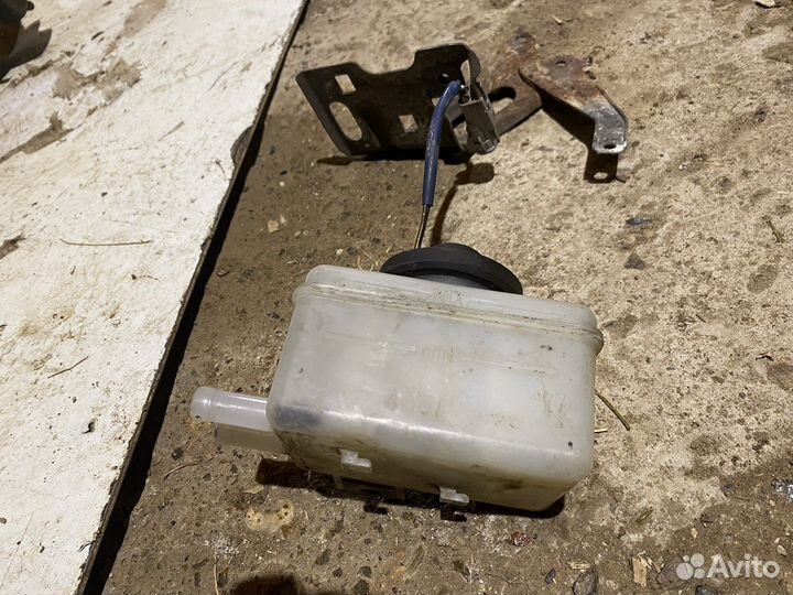 Бачок тормозной жидкости Lexus rx300