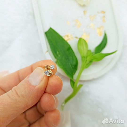 Золотые серьги пуссеты с фианитом