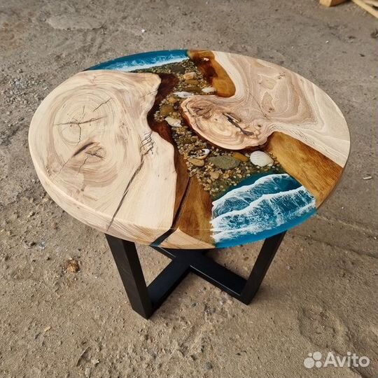Стол из эпоксидной смолы с эфектом моря