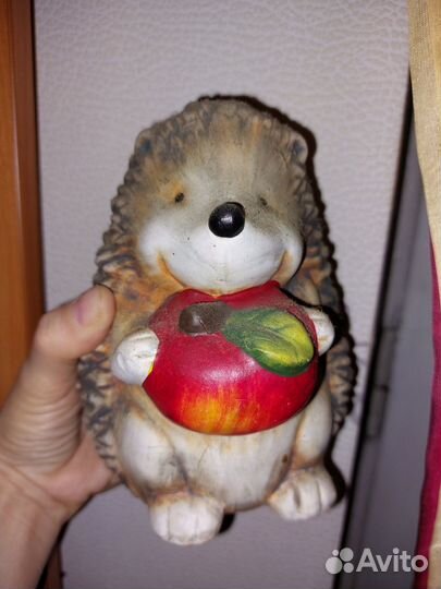 Ежик с яблоком из керамики