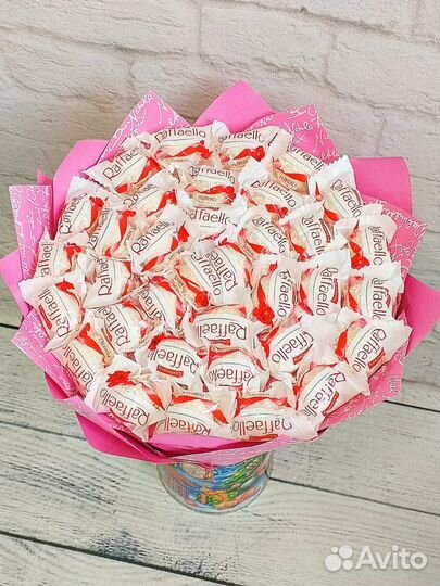 Розы с раффаэллками (Raffaello)