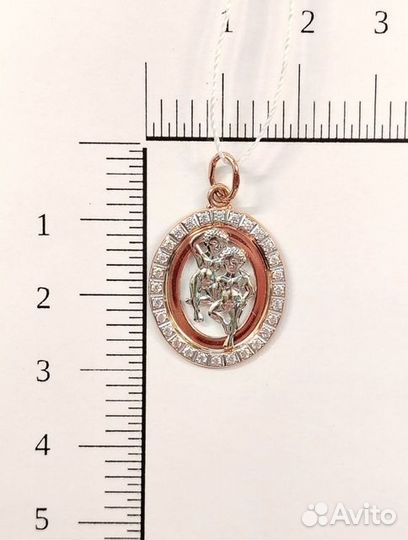 Золотая подвеска с камнем