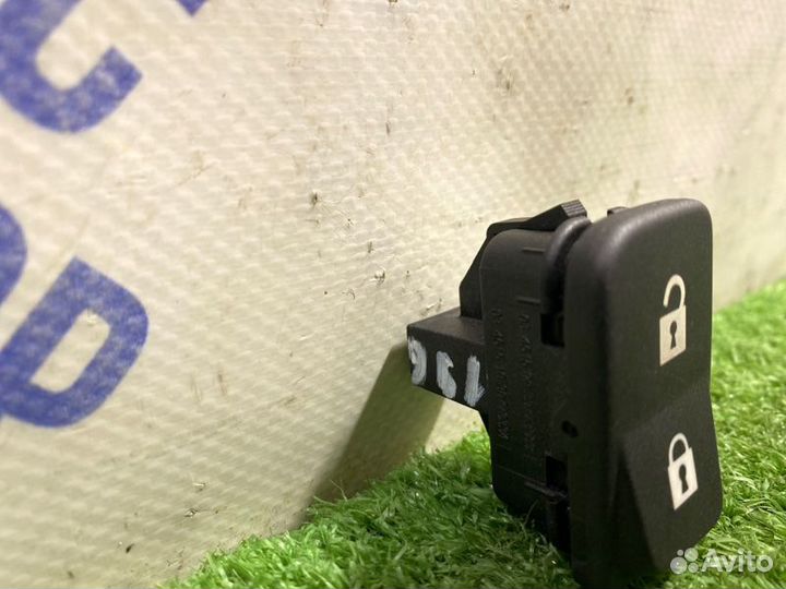 Кнопка центрального замка передняя правая Volvo