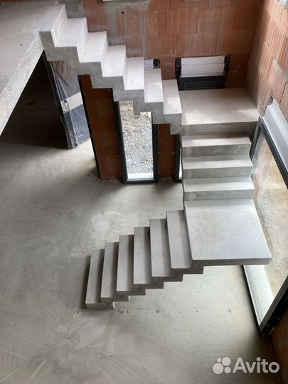 Бетонная лестница / монолитная / монтаж / на заказ