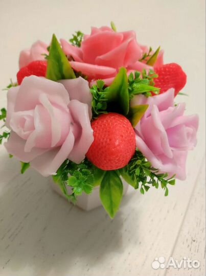 Букет из роз и клубники, мыло