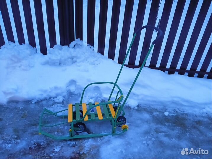 Детские санки с выдвижными колесами