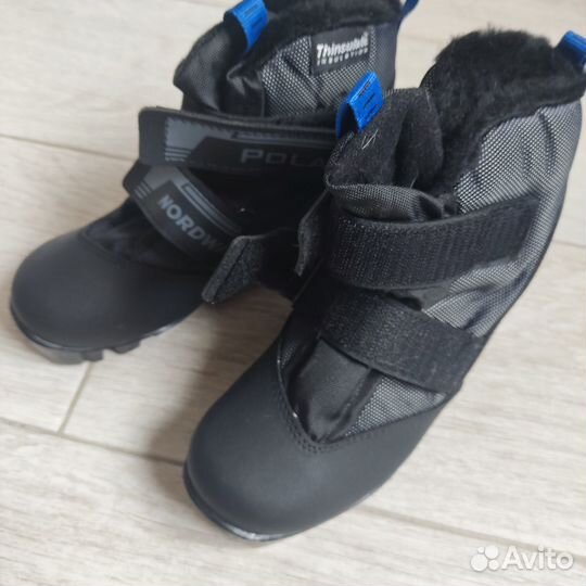 Лыжные ботинки с лыжами