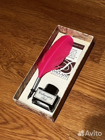 Сувенирное розовое перо с чернилами