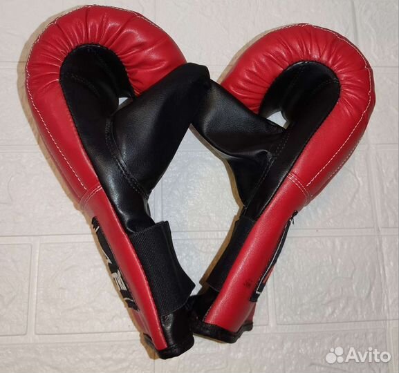 Боксерские перчатки petra черно- красные размер L