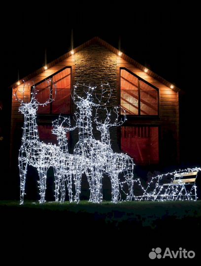 Световые фигуры оленей и саней