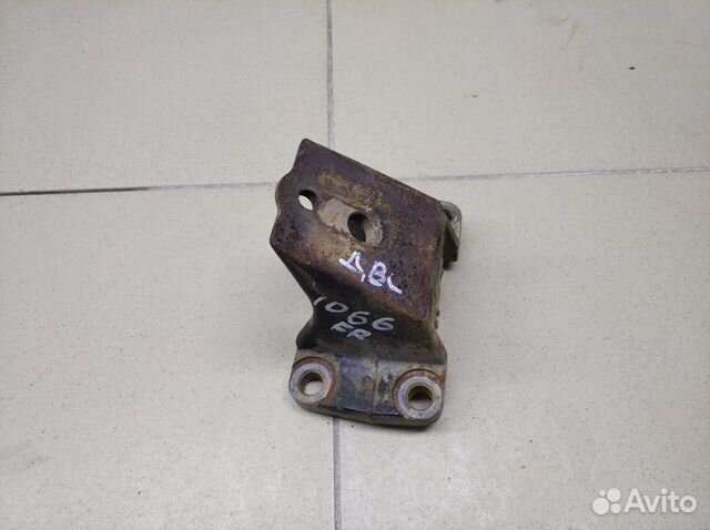 Кронштейн двигателя правый Hi Lux 2015