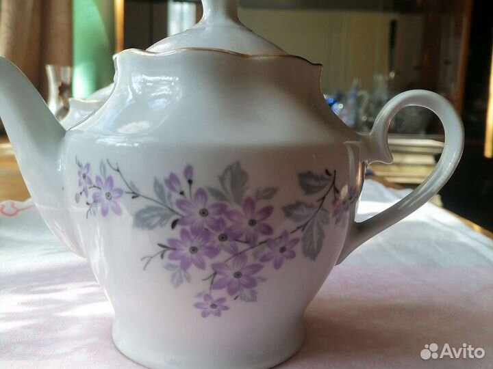 Заварочный чайник и сахарница