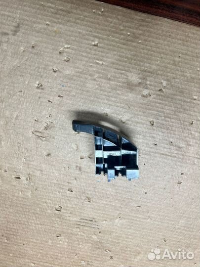 Правый кронштейн крепления заднего бампера LC200