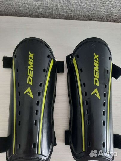 Футбольные щитки Demix