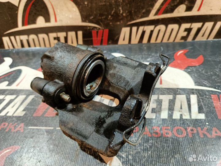 Суппорт тормозной передний левый Volkswagen Passat