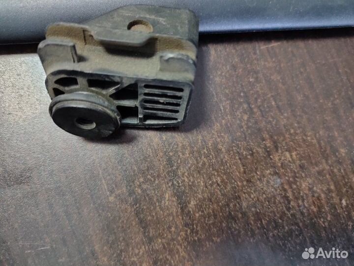 Кронштейн крепления амортизатора крышки багажника