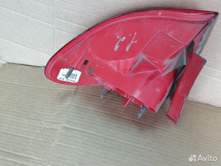 Фонарь задний левый Тойота Авенсис1 универсал