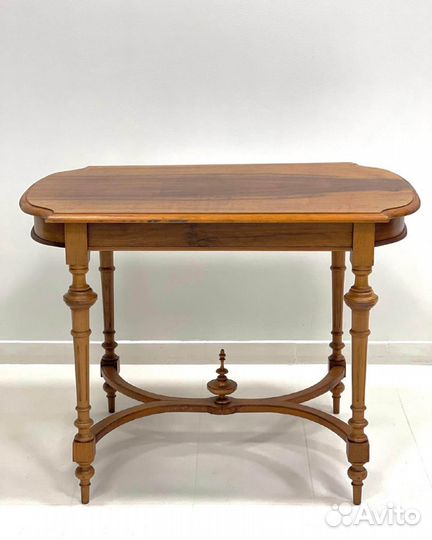 Антикварный кофейный стол из массива ореха