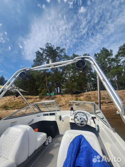 Аренда катера \ Прогулки на катере \ Вейкборд