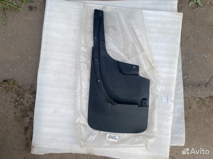 Брызговик задний левый Toyota LC200