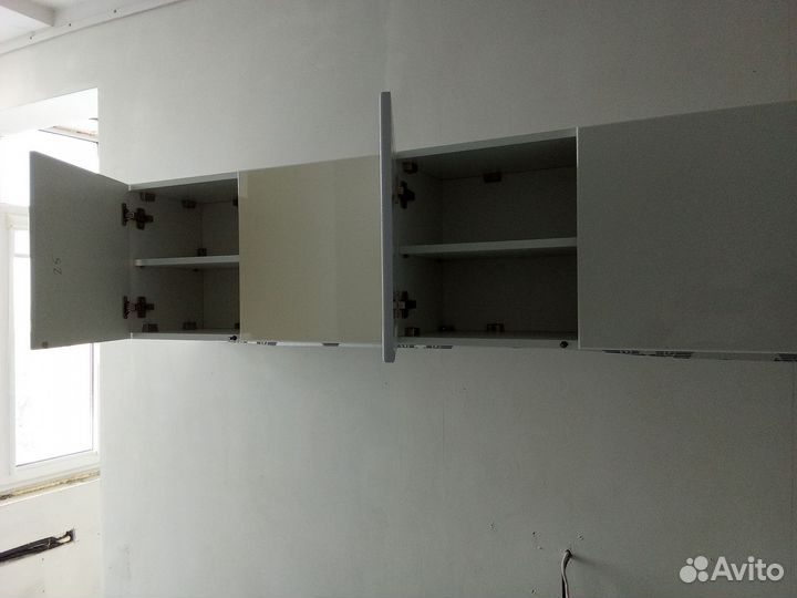 Шкаф навесной в гостиной