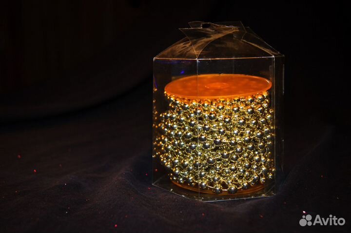 Красивые новогодние украшения, мишура, шары, бусы