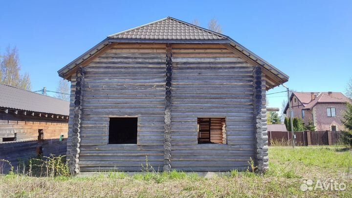 Сруб дома из бревна