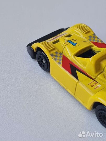 Жёлтая Hot Wheels машинка