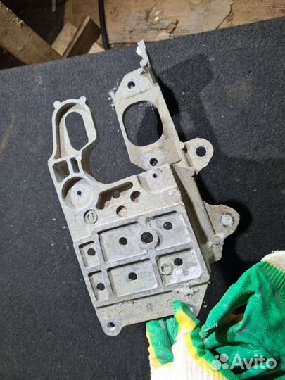 Крепление аккумулятора Nissan Qashqai J10 MR20DE