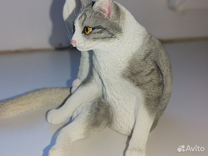 Котик на пуфике - Коллекционные фигурки животных