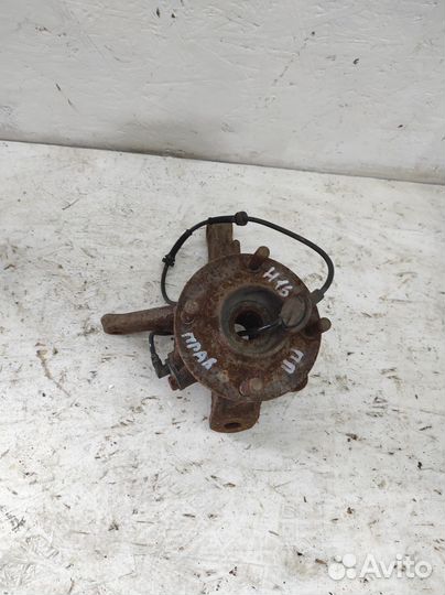 Поворотный кулак передний правый Nissan Almera N16