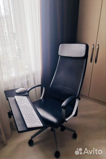 Офисное кресло IKEA markus со столом для ноутбука