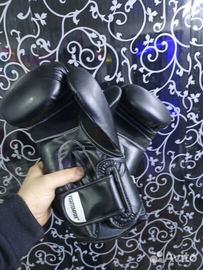 Боксёрская груша и перчатки