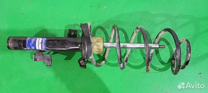 Амортизатор передний правый Мазда 3