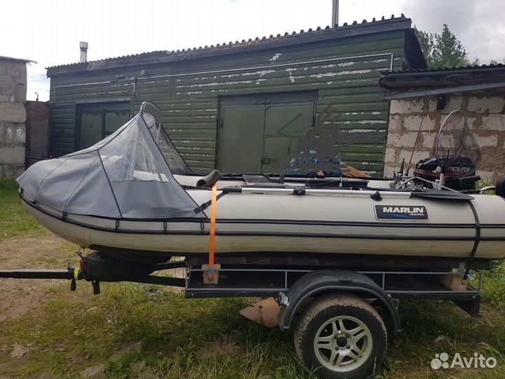 Лодка с мотором и прицепом