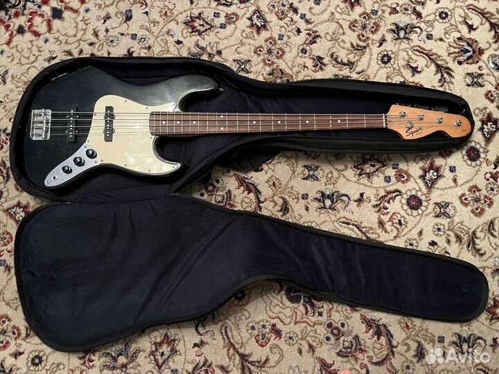 Бас гитара Fender Squire J-bass + зимний чехол