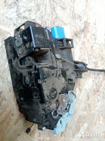 Замок двери задний правый Skoda Octavia A5 BUD