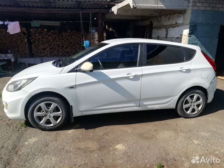 Hyundai Solaris 1.4 МТ, 2013, битый, 170 000 км