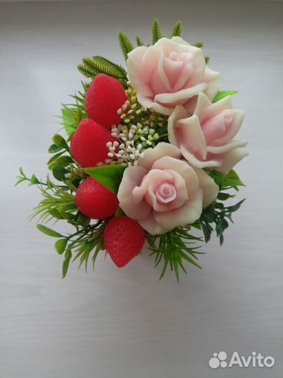 Букет из мыла розы с клубникой
