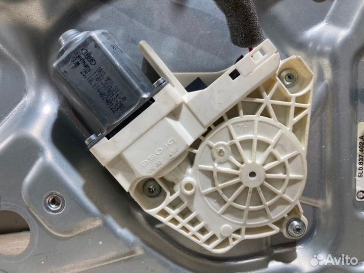 Стеклоподъемник передний правый Skoda Yeti