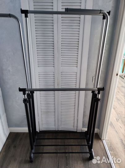 Вешалка напольная тройная на колесиках