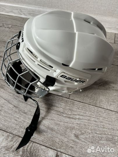 Хоккейный шлем